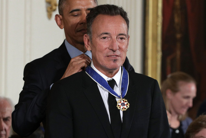 Bruce Springsteen Vin Scully And Tom Hanks Among Presidential Medal Of Freedom Recipients Santa